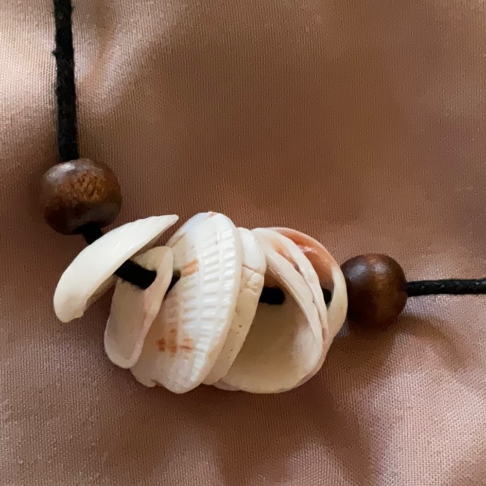 Shell necklace and bracelet - Picture 3 of 3